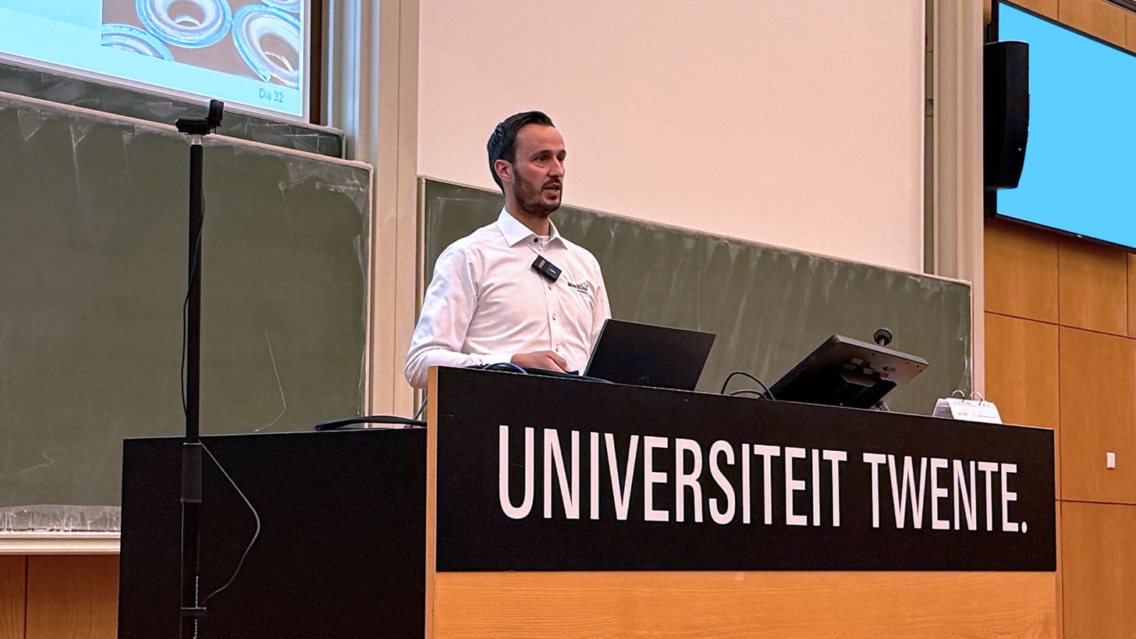 Senior Lead Engineer Ewoud delivers a lunch lecture on special machinery to students at the University of Twente.
