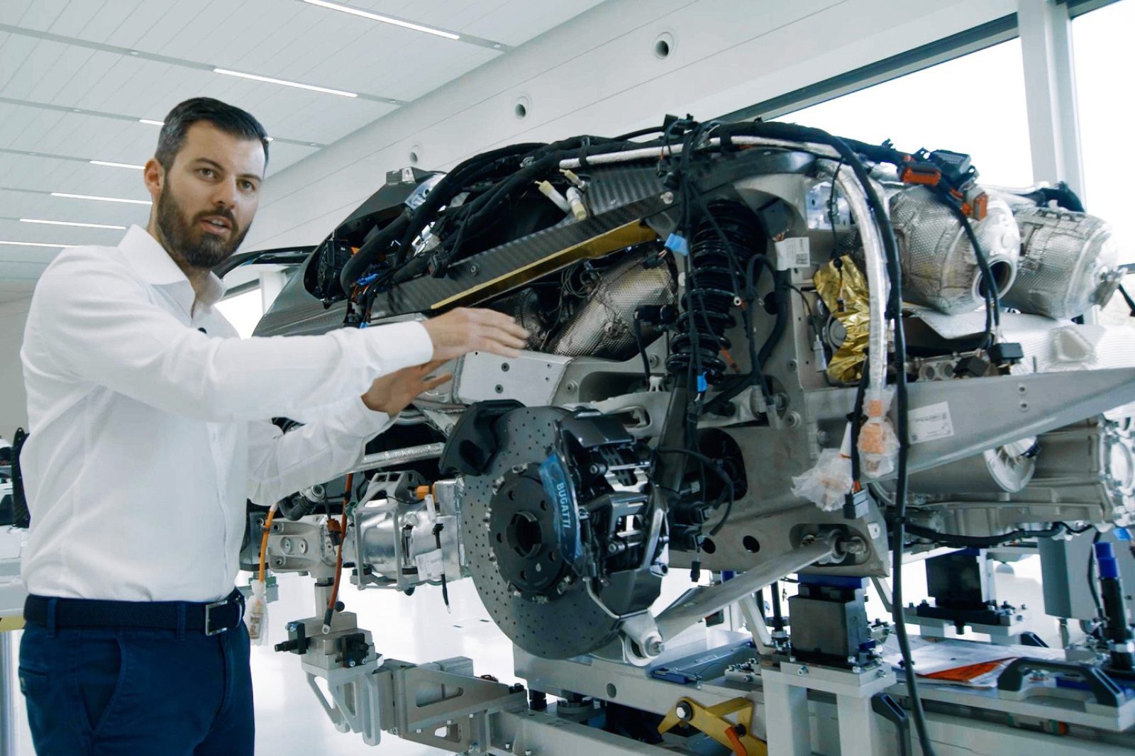 © Bugatti Rimac. CEO Mate Rimac presents the innovative wheel suspension of the Bugatti Tourbillon.