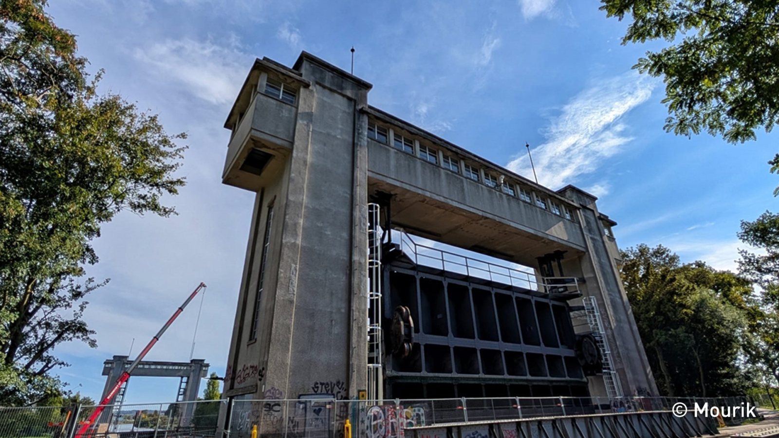 Bosscheveld Lock provides an alternative, higher route than the historic route through Maastricht and is part of a route with a maximum clearance height of five meters.