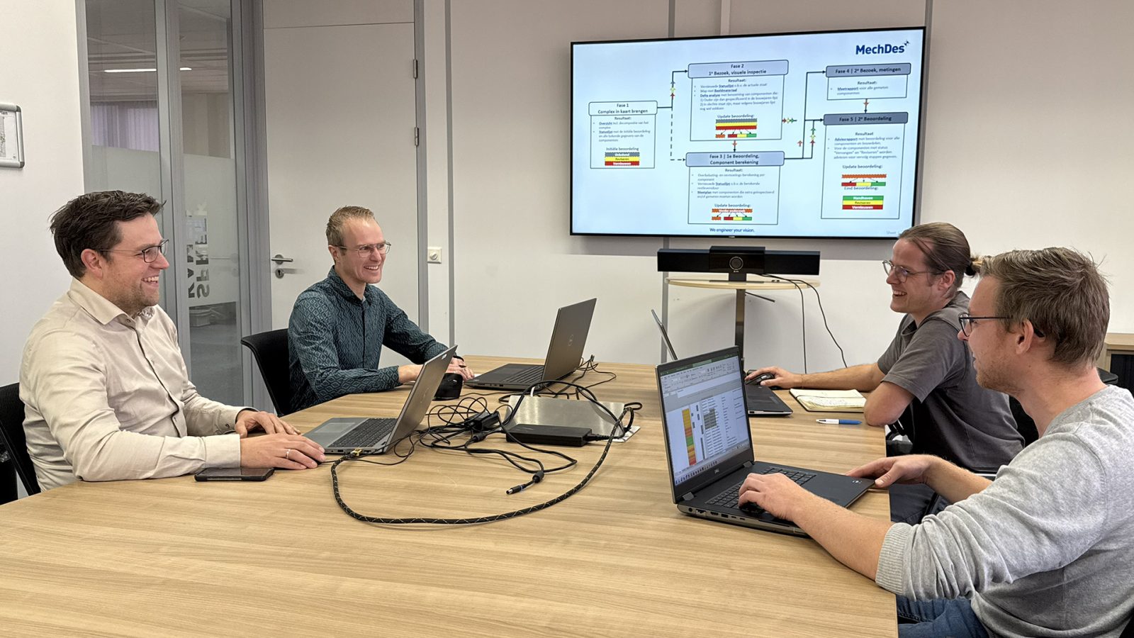 Arjan discusses the different project phases with his fellow engineers to gain a clear understanding of the project status.