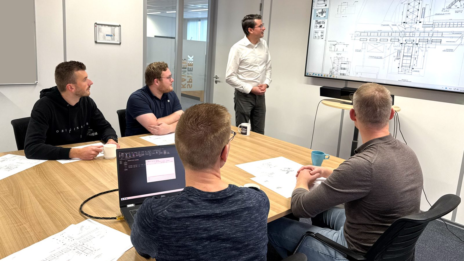 Wilco tijdens een design review met collega's waarin we kritisch kijken naar de ontwerpen.