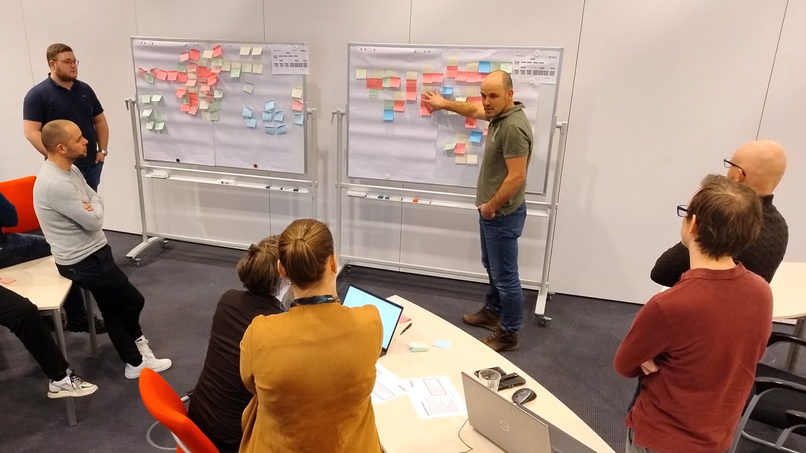 Het brainstormen over de structuur leverde heel wat Post-it op een bord op, maar nog belangrijker: inzichten in hoe we bouwen aan onze organisatie om de komende jaren verder te groeien.