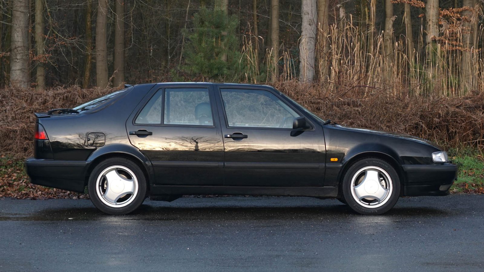 The 9000 Aero from 1993, my second Saab. The nearly 20 years of development compared to the 99L is clearly visible and perhaps even more importantly: noticeable while driving.