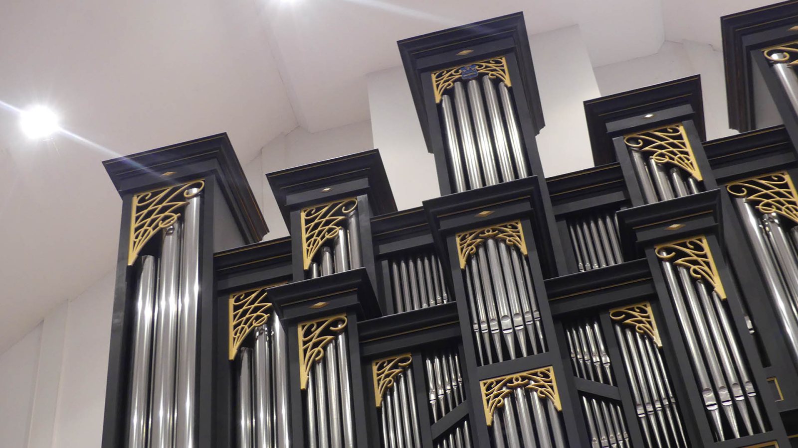 From a distance, but also up close, the organ is an impressive sight with many hidden details.