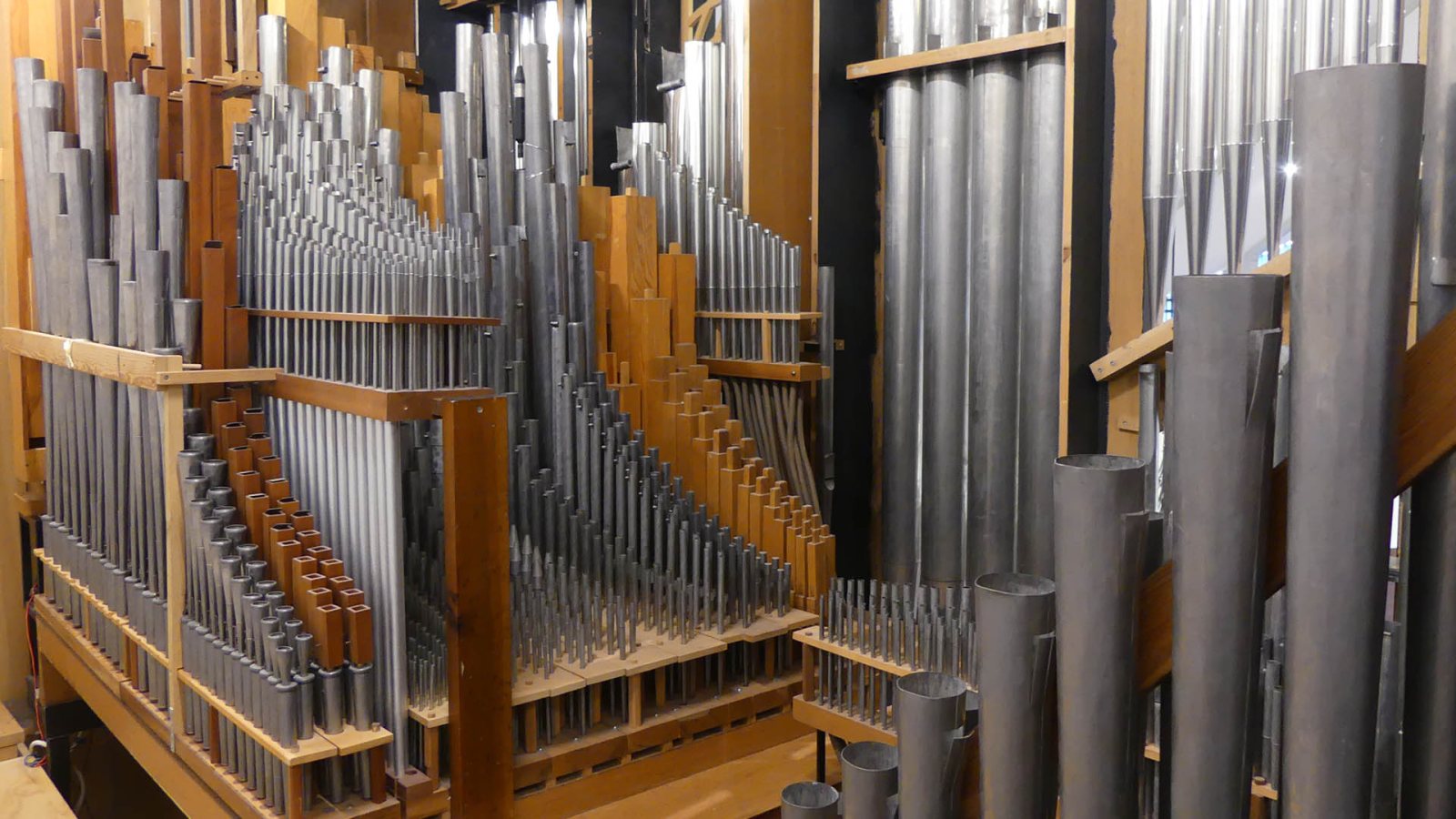 You can clearly see all the stops here: each ascending row of pipes represents a stop. This gives the organist a wide palette of tones and volume.