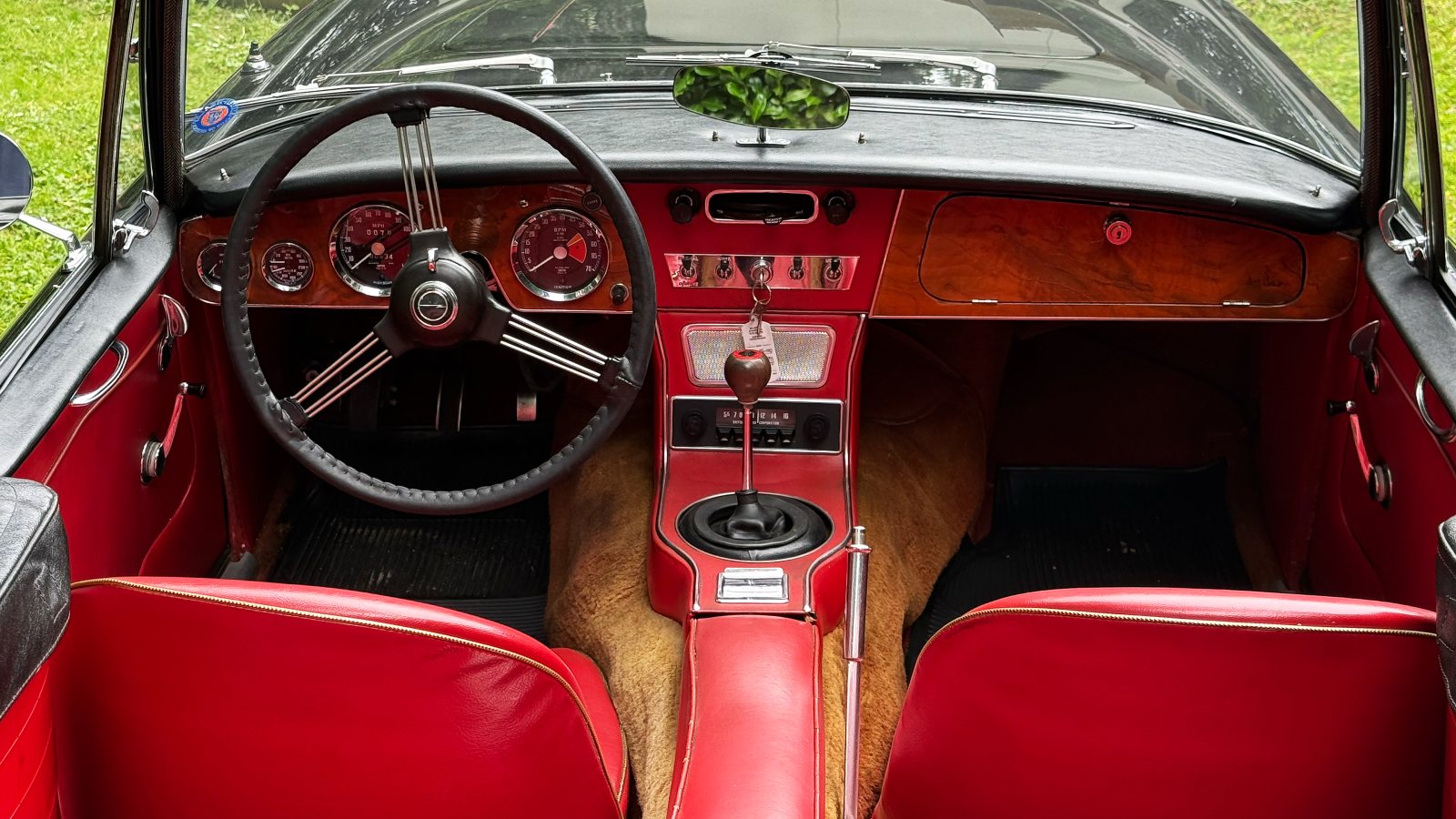De Austin Healey heeft een authentiek karakter, bijna 60 jaar oud, maar nog altijd prachtig.