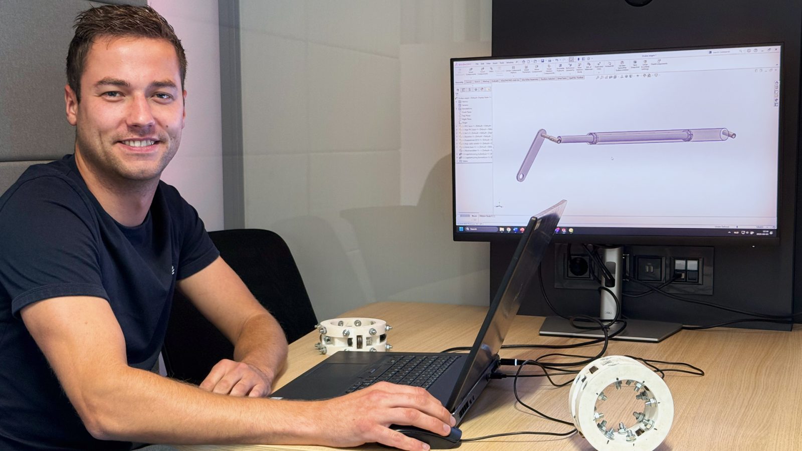 Mechanical Engineer Niek with his crankshaft design, including 3D-printed parts and integrated bearings.