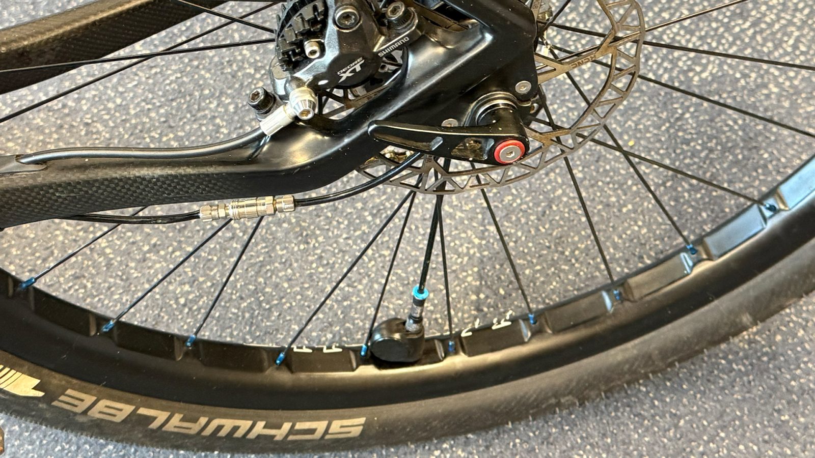 De custom naaf, met ingebouwd ventiel dat gekoppeld is aan het bandendruk systeem.