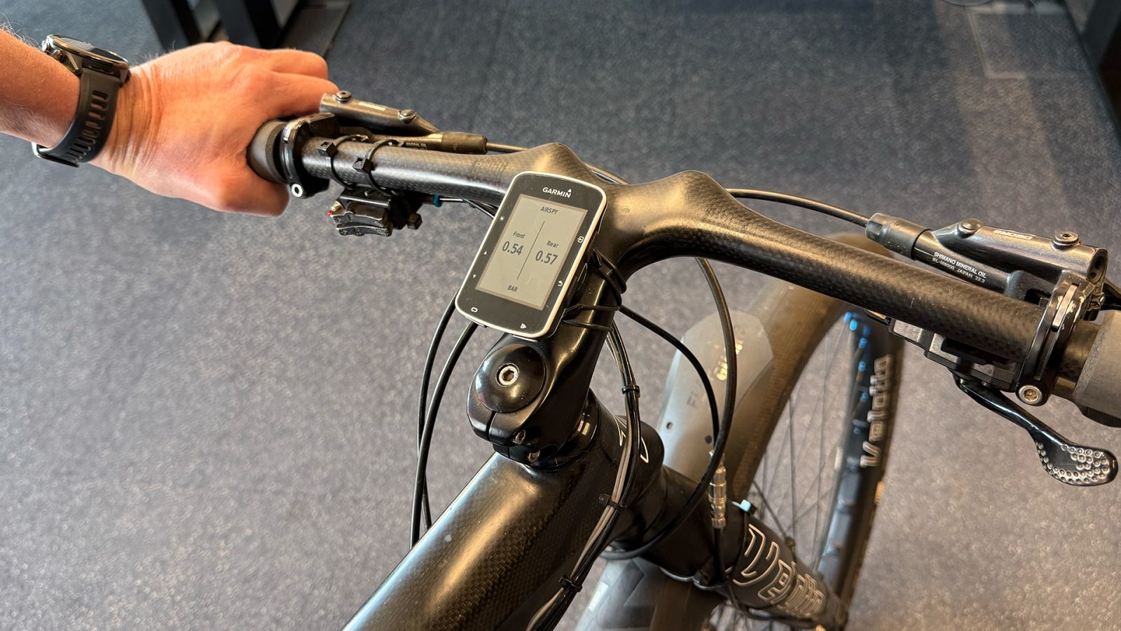 In de huidige versie kan Kees-Jan via een app op zijn Garmin exact de bandendruk per wiel zien.