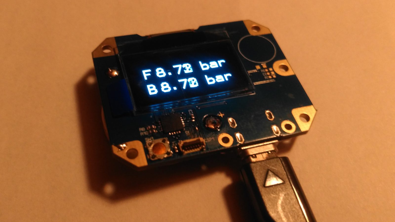 Een van de prototype printplaten met uitlezing van de bandendruk per wiel. Dit systeem maakte het mogelijk om alle waarden digitaal uit te lezen voordat het Garmin systeem zijn intrede deed.